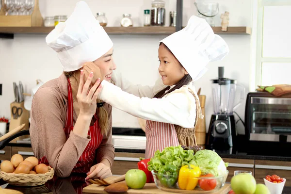 Feliz Madre Hija Asiática Sonriente Con Delantal Sombrero Chef Cocina —  Fotos de Stock