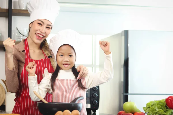 Feliz Hija Madre Asiática Sonriente Con Delantal Sombrero Chef Levantando —  Fotos de Stock