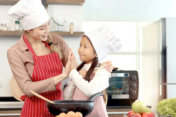 Feliz Madre Hija Asiática Con Sombrero Chef Delantal Haciendo Five —  Fotos de Stock