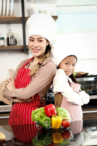 Retrato Feliz Sonriente Madre Asiática Hija Usar Delantal Chef Sombrero — Foto de Stock