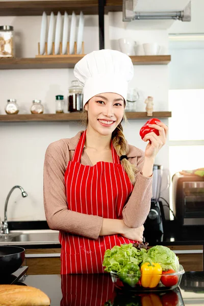 Portret Szczęśliwej Uśmiechniętej Pięknej Azjatki Noszącej Fartuch Kapelusz Szefa Kuchni — Zdjęcie stockowe