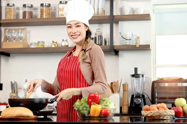 Felice Sorridente Bella Donna Asiatica Indossando Grembiule Cappello Chef Tenuta — Foto Stock