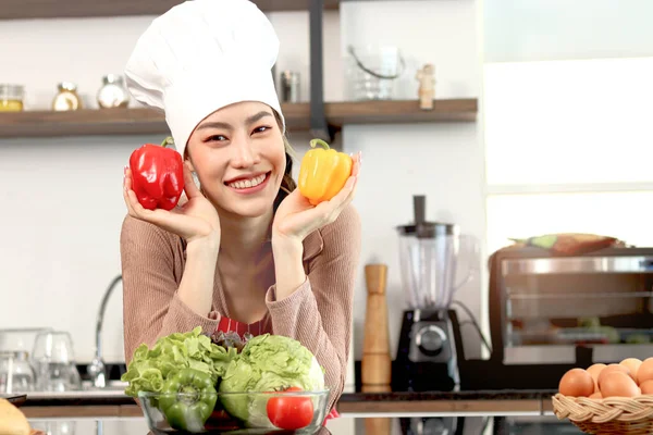 Portret Szczęśliwej Uśmiechniętej Pięknej Azjatki Noszącej Fartuch Kapelusz Szefa Kuchni — Zdjęcie stockowe