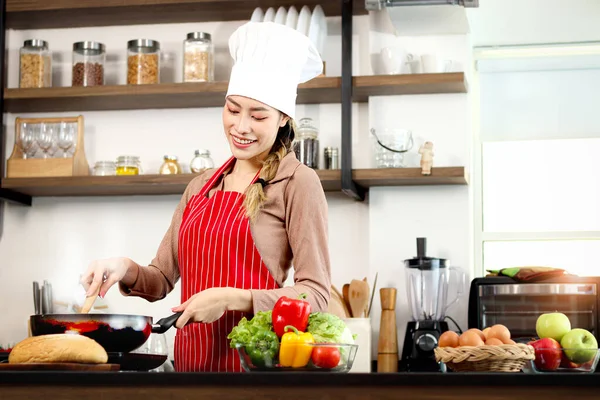 Felice Sorridente Bella Donna Asiatica Indossando Grembiule Cappello Chef Tenuta — Foto Stock