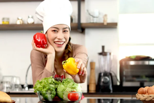 Feliz Sonrisa Hermosa Mujer Asiática Con Delantal Sombrero Chef Sosteniendo —  Fotos de Stock