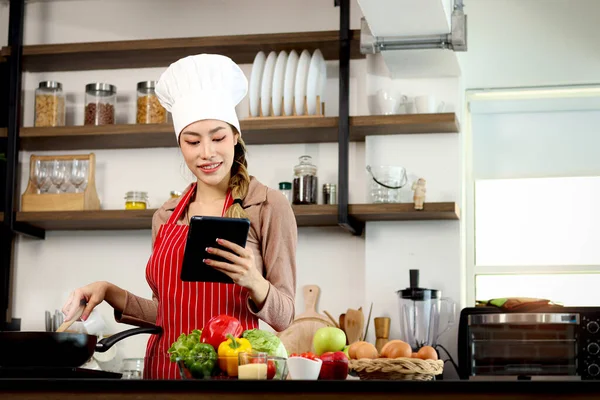 Felice Sorridente Bella Donna Asiatica Indossa Grembiule Cappello Chef Tenere — Foto Stock