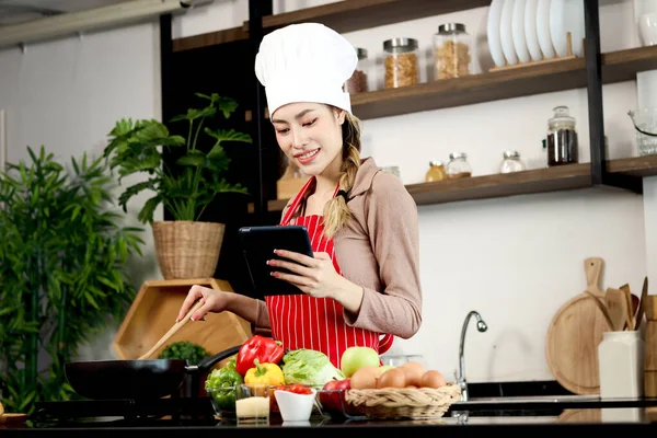 Gelukkig Glimlachen Mooie Aziatische Vrouw Draagt Schort Chef Kok Hoed — Stockfoto