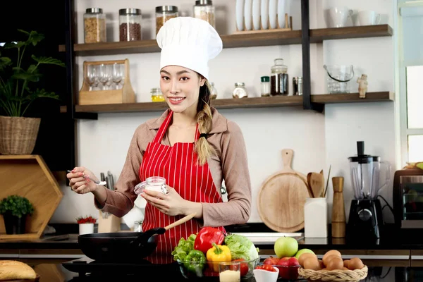 Šťastný Úsměv Krásná Asijská Žena Nosí Zástěru Kuchař Klobouk Přidání — Stock fotografie