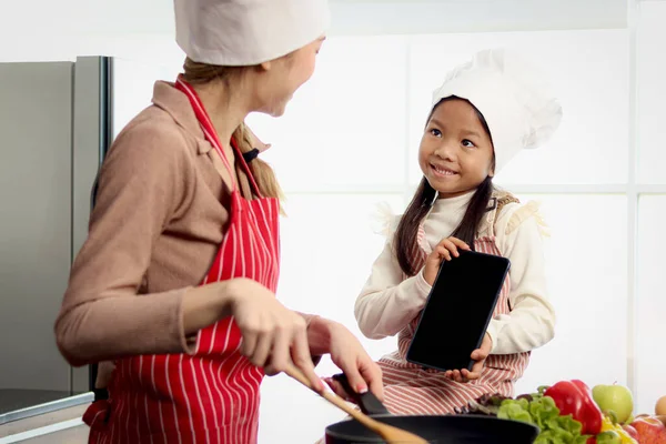 Feliz Madre Asiática Hija Usar Delantal Sombrero Chef Mamá Mantenga — Foto de Stock