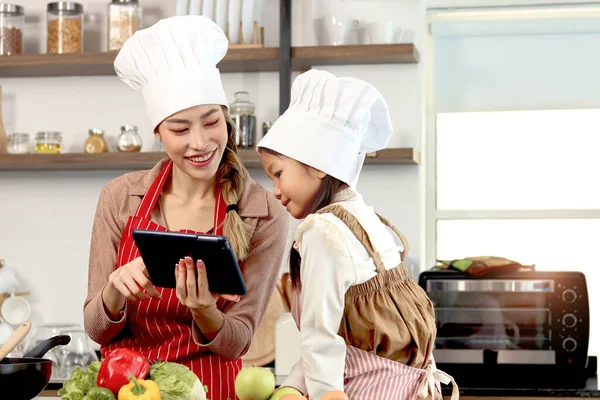 Feliz Madre Asiática Hija Con Delantal Sombrero Chef Cocina Mamá — Foto de Stock