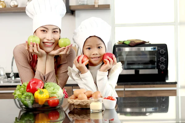 Retrato Madre Hija Asiática Feliz Con Sombrero Chef Delantal Sosteniendo —  Fotos de Stock