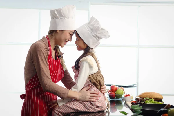 Feliz Madre Asiática Hija Con Delantal Sombrero Chef Poner Frentes —  Fotos de Stock