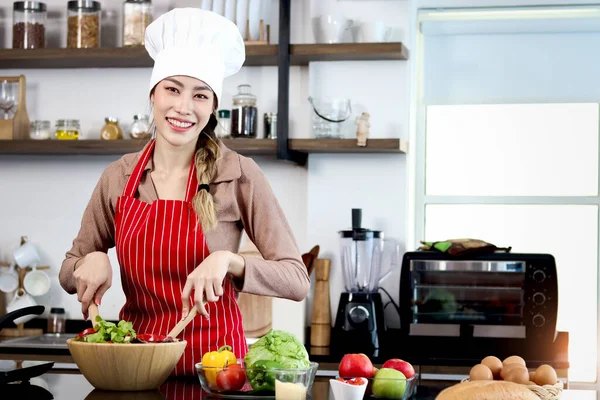 Feliz Sonrisa Asiática Hermosa Mujer Con Delantal Sombrero Chef Preparación —  Fotos de Stock