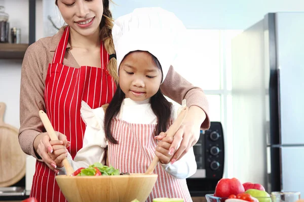 Feliz Madre Hija Asiática Sonriente Usando Delantal Sombrero Chef Preparando — Foto de Stock