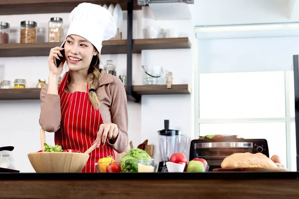 Feliz Sonrisa Asiática Hermosa Mujer Usar Delantal Sombrero Chef Hablando —  Fotos de Stock