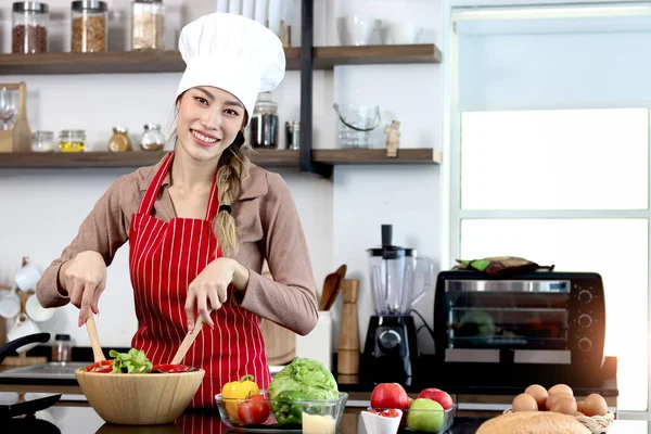 Feliz Sonrisa Asiática Hermosa Mujer Con Delantal Sombrero Chef Preparación —  Fotos de Stock