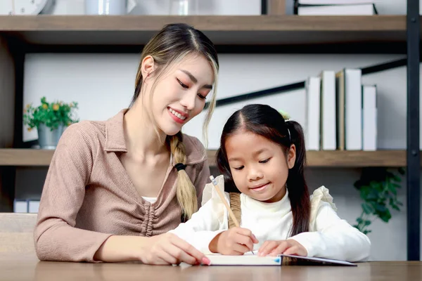 Азійська Маленька Мила Дівчинка Вчиться Вивчає Свій Урок Матір Вдома — стокове фото