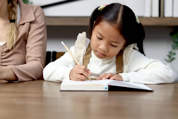 Азійська Маленька Мила Дівчинка Вчиться Вивчає Свій Урок Матір Вдома — стокове фото