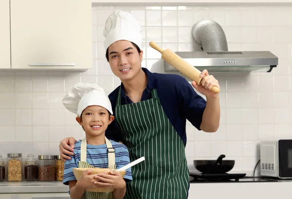 Portrét Šťastný Asijský Otec Syn Dítě Zástěrou Šéfkuchař Klobouk Držet — Stock fotografie