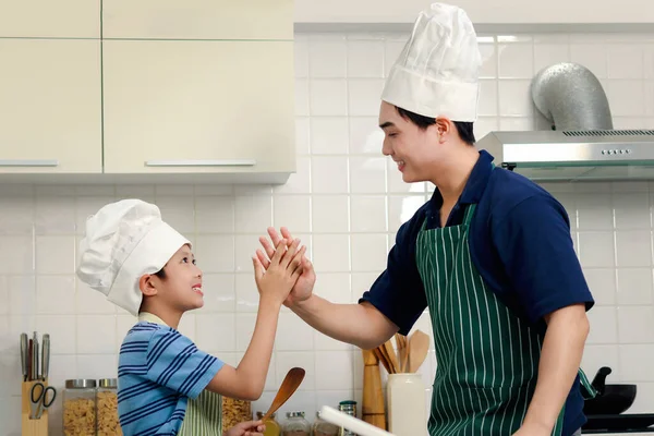 Feliz Padre Asiático Niño Hijo Con Delantal Sombrero Chef Haciendo —  Fotos de Stock