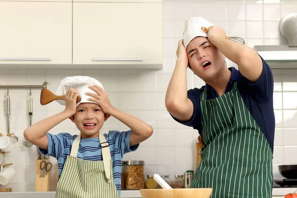 Zestresowany Nieszczęśliwy Azjata Ojciec Syn Umieścić Głowę Rękach Brudnej Kuchni — Zdjęcie stockowe