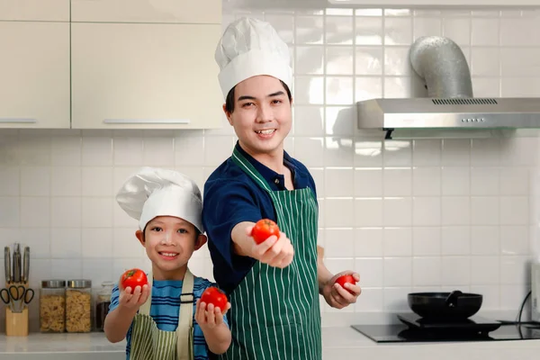 Portrét Šťastného Asijského Otce Syna Dítě Zástěrou Šéfkuchař Klobouk Drží — Stock fotografie