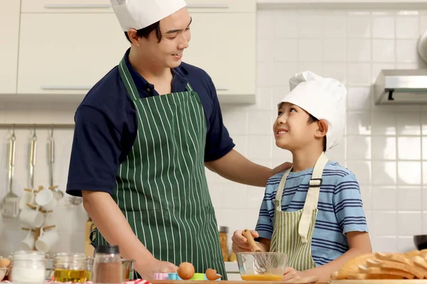 Feliz Sonriente Padre Asiático Hijo Niño Con Delantal Sombrero Chef —  Fotos de Stock