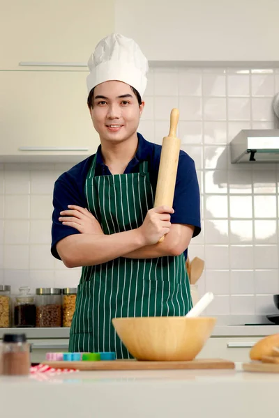 Portrét Mladého Šťastně Usmívajícího Asijského Muže Zástěrou Kuchařským Kloboukem Držícího — Stock fotografie