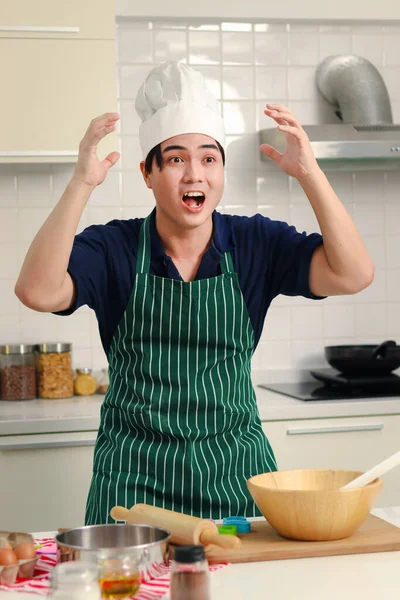 Ritratto Giovane Stressato Infelice Uomo Asiatico Con Grembiule Cappello Chef — Foto Stock