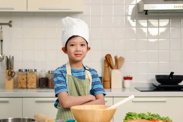 Retrato Feliz Niño Asiático Sonriente Con Delantal Sombrero Chef Pie — Foto de Stock