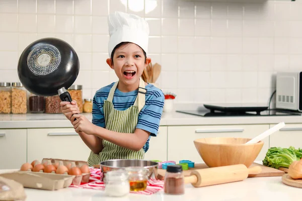 Retrato Niño Asiático Feliz Usando Delantal Sombrero Chef Sosteniendo Sartén — Foto de Stock