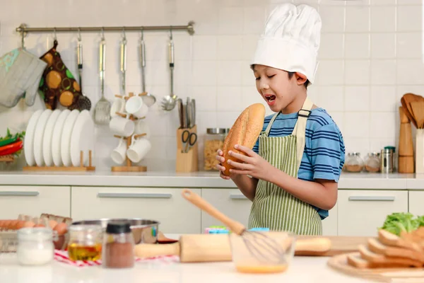 Lado Del Niño Cara Comiendo Grandes Panes Pan Feliz Chico —  Fotos de Stock