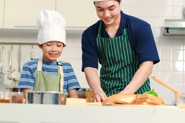Feliz Sonriente Padre Asiático Hijo Niño Con Delantal Chef Sombrero —  Fotos de Stock