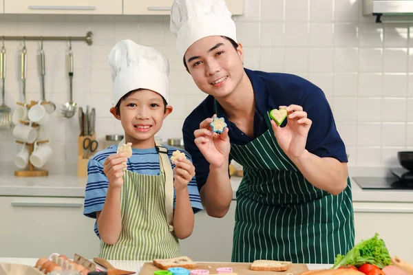 Feliz Padre Asiático Hijo Niño Con Delantal Chef Sombrero Cocina —  Fotos de Stock