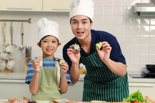 Feliz Padre Asiático Hijo Niño Con Delantal Chef Sombrero Cocina — Foto de Stock