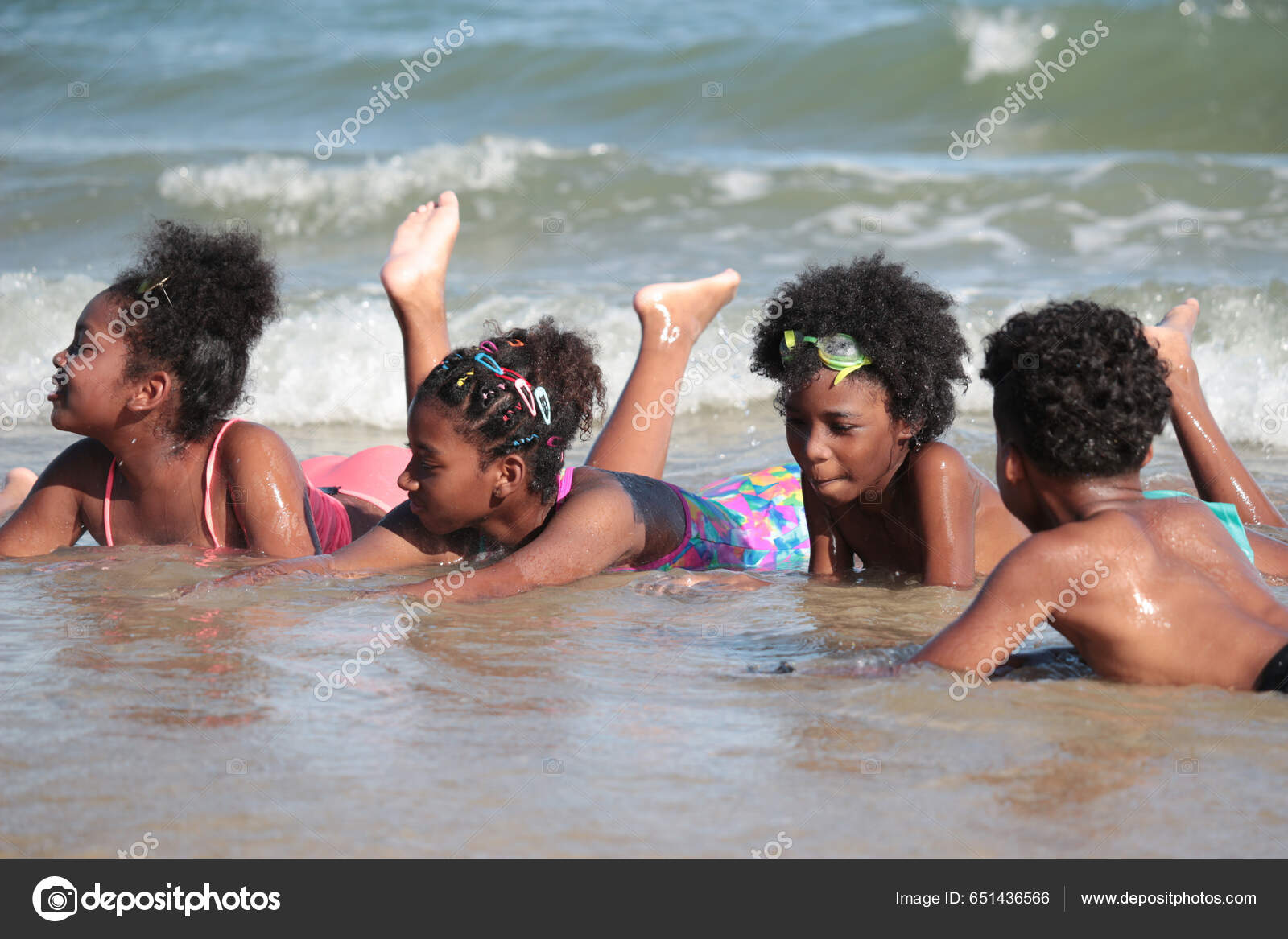 Afrikanske Ungdommer Badedrakt Har Det Gøy Sammen Stranda Gutter Jenter –  stockfoto © pratoomrat #651436566