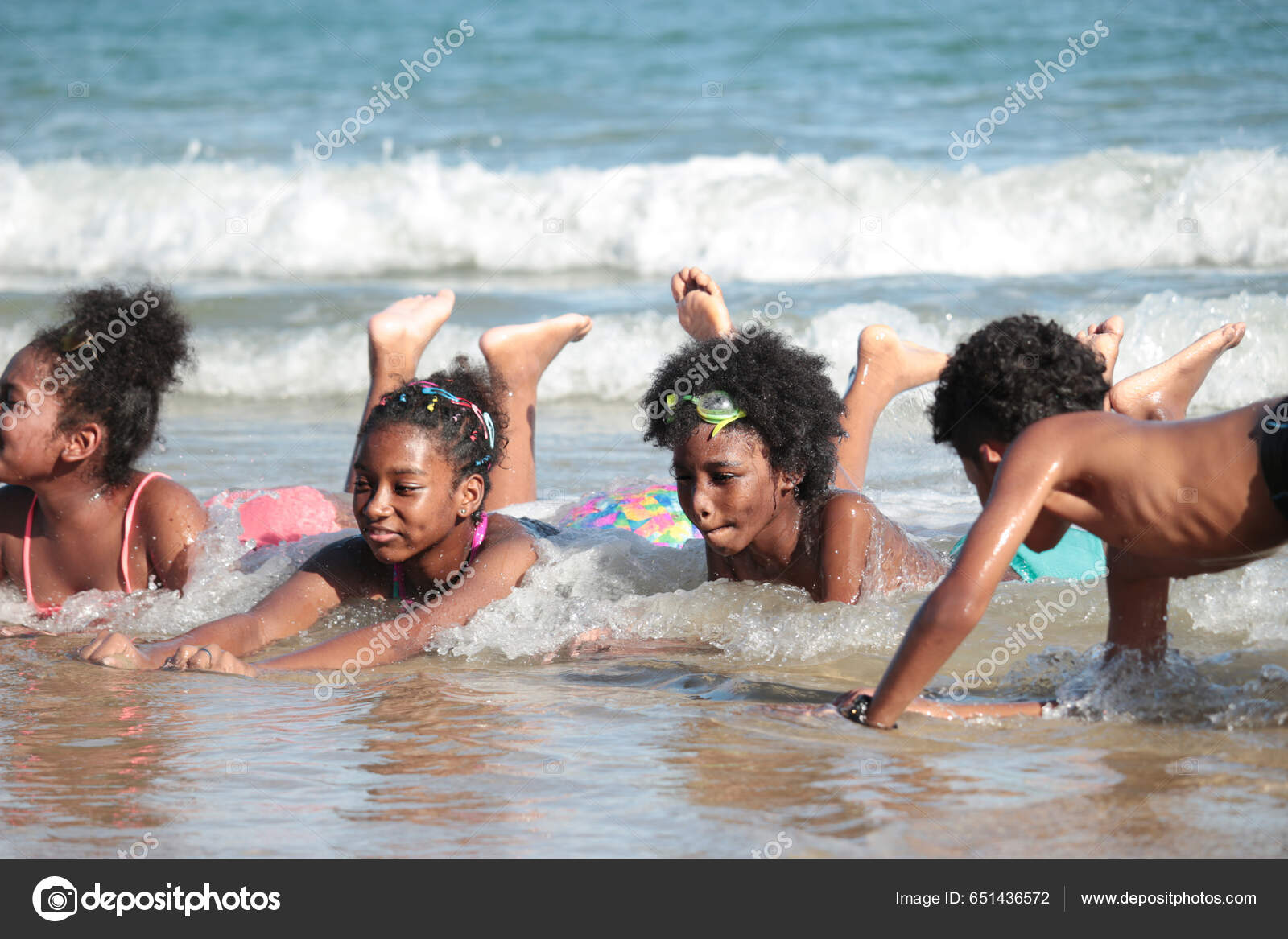 Gruppe Afrikanske Børn Badedragt Har Det Sjovt Sammen Stranden Drenge —  Stock-foto © pratoomrat #651436572