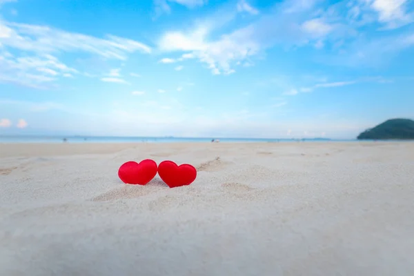 Due Cuori Rossi Coppia Sulla Spiaggia Sabbia Bianca Con Sfocato — Foto Stock