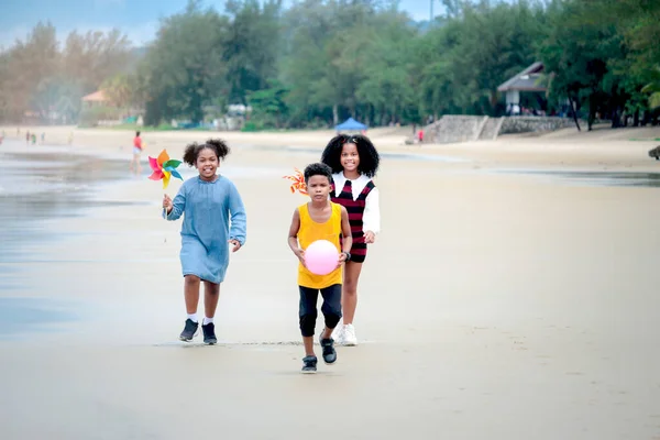 Lindos Grupos Niños Africanos Tienen Actividad Divertida Juntos Playa Verano — Foto de Stock