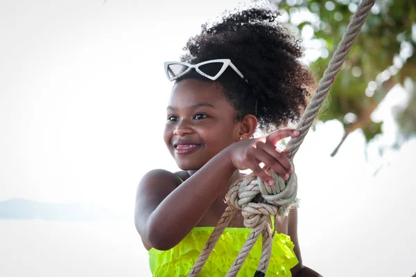 Siyah Kıvırcık Saçlı Mutlu Afrikalı Kız Parlak Renkli Mayo Giyiyor — Stok fotoğraf