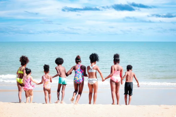 Група Африканських Дітей Купальнику Ззаду Весело Разом Літніх Пляжах Хлопчики — стокове фото