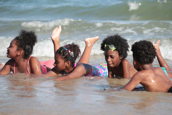 Grupo Niños Africanos Traje Baño Divierten Juntos Playa Niños Niñas — Foto de Stock