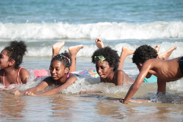 Grupo Niños Africanos Traje Baño Divierten Juntos Playa Niños Niñas —  Fotos de Stock