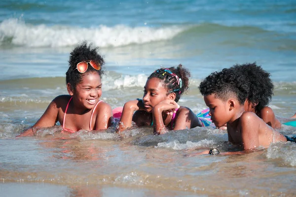Grupo Niños Africanos Traje Baño Divierten Juntos Playa Niños Niñas — Foto de Stock