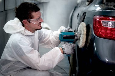 Prezervatif takan tamirci, tamirhanede çalışan tamirci, tamirhanede çalışan tamirci, tamirci, araba tamirhanesinde çalışan teknisyen.. 