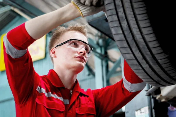 Jonge Knappe Monteur Rood Uniform Werken Met Opgeheven Voertuig Auto — Stockfoto