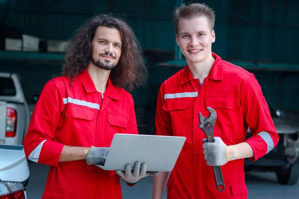 Dois Homens Mecânicos Bonitos Uniforme Vermelho Que Prende Computador Portátil — Fotografia de Stock