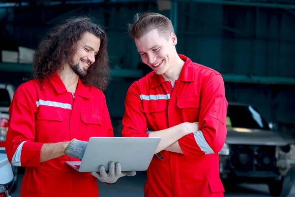 Dois Homens Mecânicos Bonitos Uniforme Vermelho Que Prende Computador Portátil — Fotografia de Stock