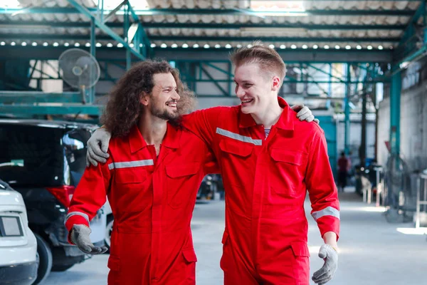 Dois Homens Mecânicos Bonitos Uniforme Vermelho Que Abraça Que Anda — Fotografia de Stock