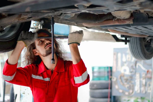 Hombre Mecánico Guapo Pelo Largo Trabajo Uniforme Rojo Con Vehículo — Foto de Stock